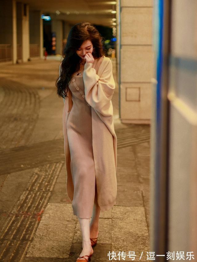 高跟鞋 “长外套+连衣裙”怎么穿更上档次?教你3个穿搭技巧,时髦又高级