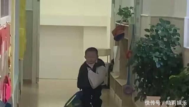 宝宝包扎着手臂上幼儿园,拖书包霸气走姿笑翻网友轻伤不下火线