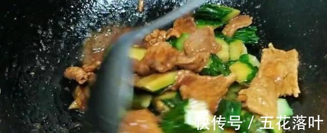 下饭|今天美食,肉炒黄瓜,清脆爽口,黄瓜炒肉是绝配,即营养又下饭!