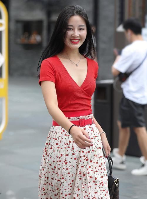 少女|街拍：红衣少女真美丽，朴素装扮难挡她的青春魅力