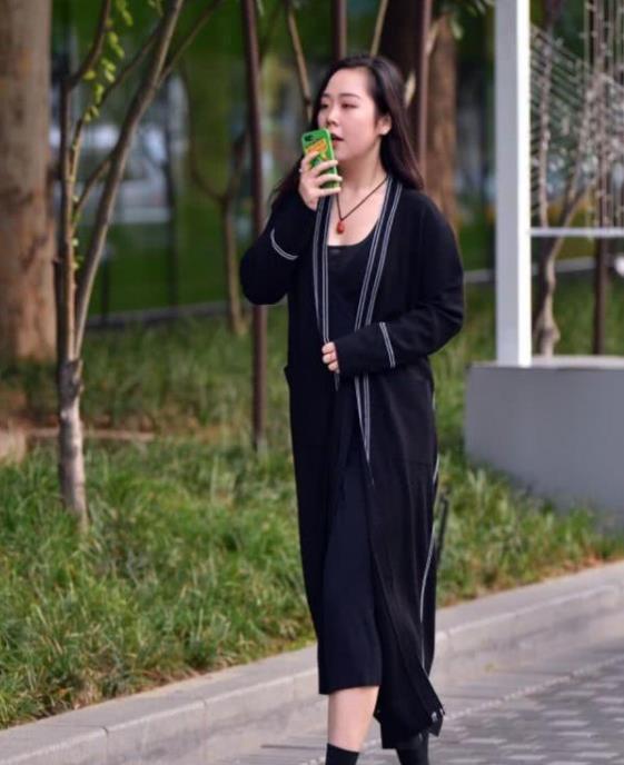 时尚|街拍:长发飘逸的美女,一件黑色的吊带连体裤,时尚唯美好身材