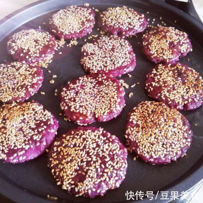 紫薯|学会在家做电饼铛版紫薯糯米芝麻饼，再也不用出门买了