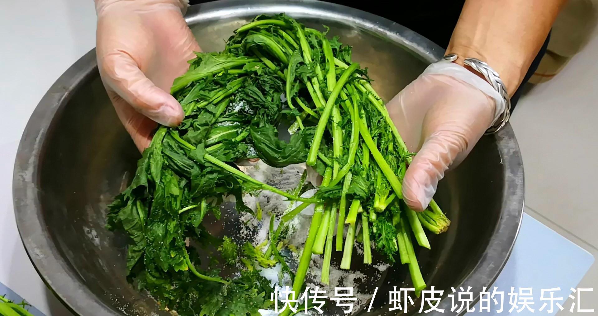 腌雪里蕻时，最忌直接加盐腌，用这个方法腌，味道香，特入味