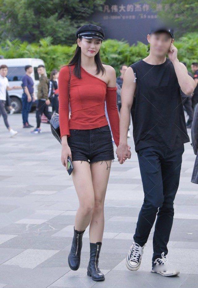 红色单肩上衣搭配黑色热裤,高雅窈窕,设计感十足