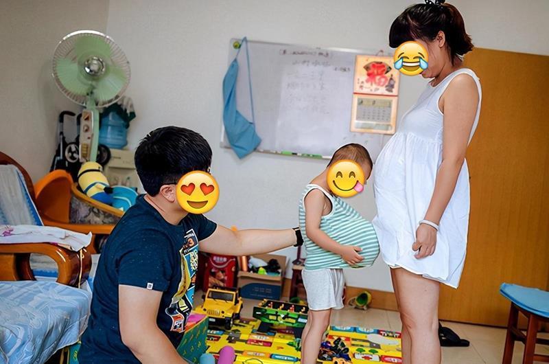 爸爸妈妈|“二郎腿姐姐”走红,网友开玩笑:弟弟原是少爷命却成了“仆人”