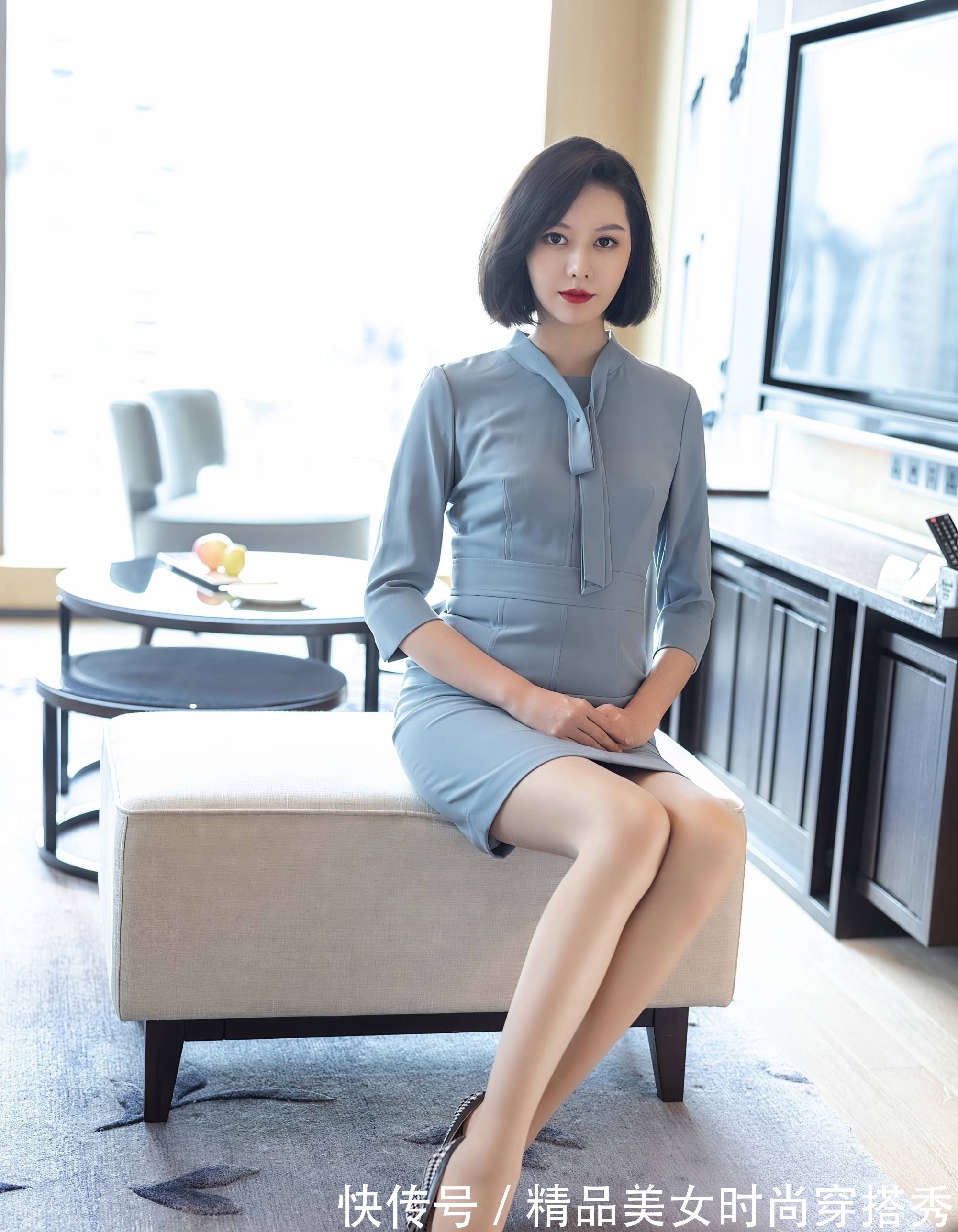 职场 职场穿搭:蓝色连衣裙搭配格子高跟鞋,沉稳又不失女性优雅