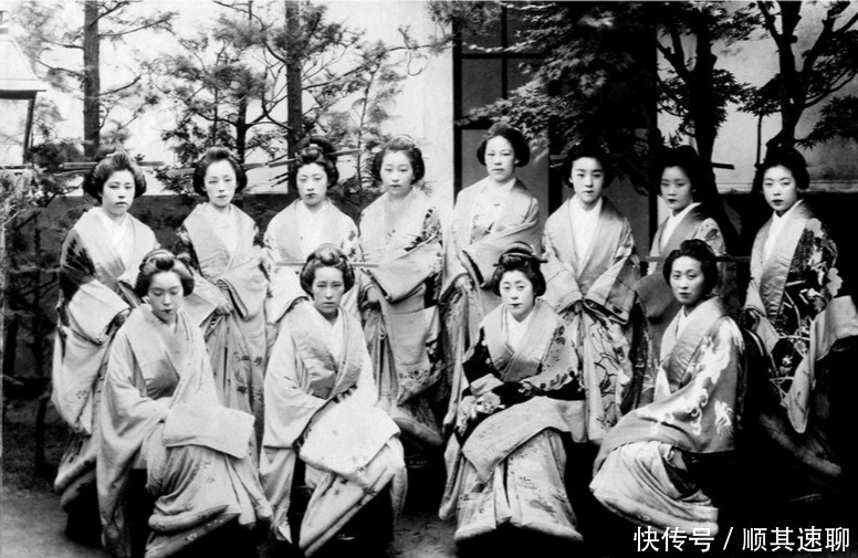 端庄|老照片:100多年前的日本艺妓,美艳端庄,如今已成夕阳产业!
