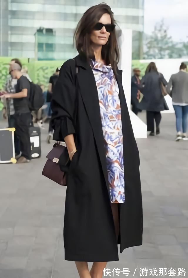 黑色 黑色风衣优雅动人,如何搭配下身呢这几种搭配可以尝试一下!