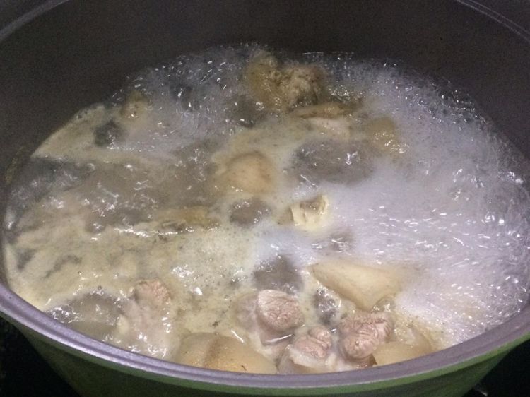 家常红烧猪蹄，满满的胶原蛋白，女人要常吃，更显年轻