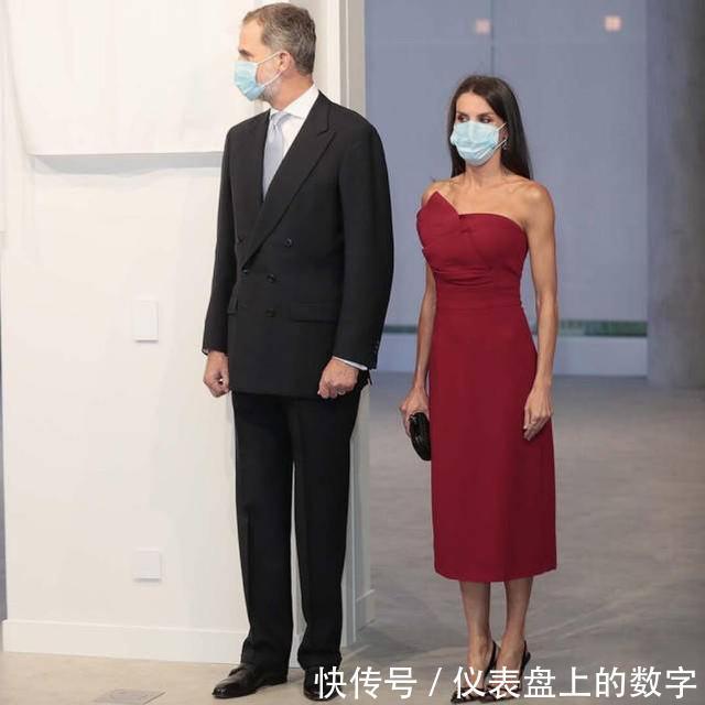 西班牙王后尴尬了,穿上万元抹胸连衣裙,却被老气“蜘蛛鞋”抢镜