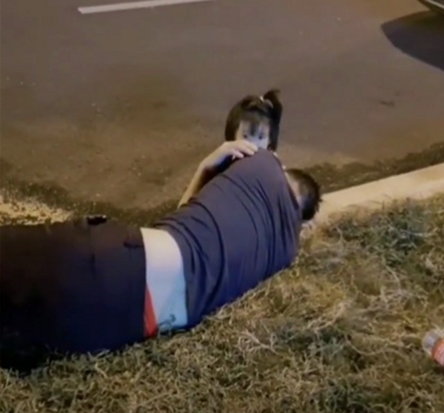 非观|爸爸醉倒在路边,3岁女儿蹲在一旁守候,网友:有这样当爹的吗?