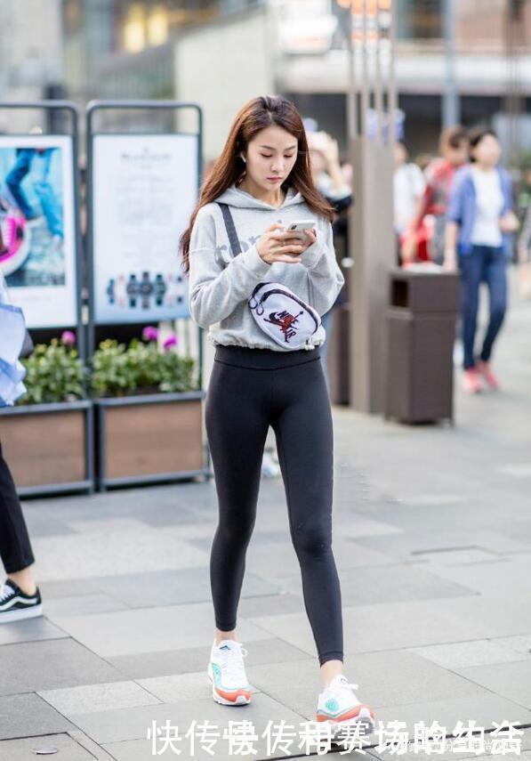 名媛团|逛街还是打底裤好看，轻松自然，关键是喜欢穿它的女生更美