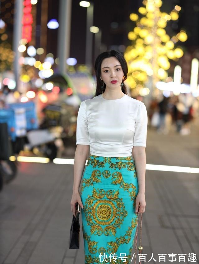 短袖衫 一身绸缎面穿搭,白色短袖衫配孔雀蓝绣花裙,优雅复古又魅力迷人!
