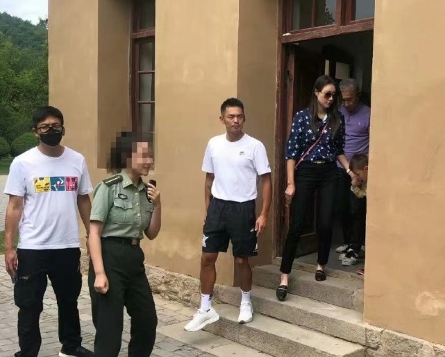 网友吐槽|林丹夫妇与好友合照,谢杏芳依偎老公肩膀,林丹双手抱胸前显抵触