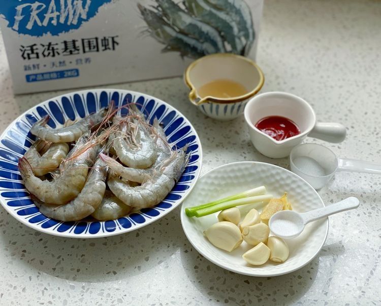 家常油焖大虾，虾肉入味鲜美，咬一口Q弹，好吃到舔手指