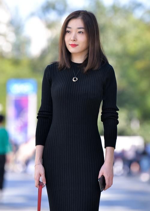 织连衣裙穿起来很优雅,搭配高跟鞋穿起来,显优雅气息