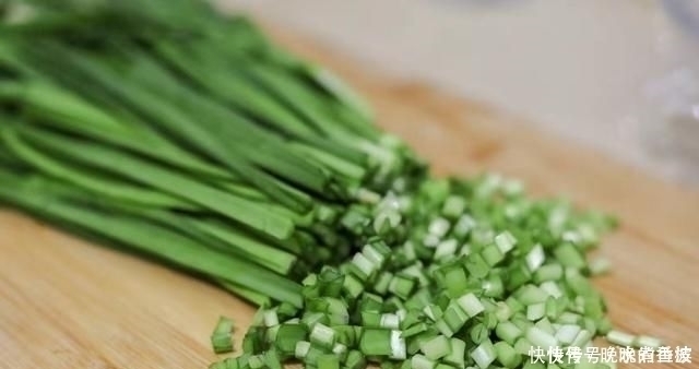 韭菜鸡蛋馅|包韭菜鸡蛋饺子，别忘了加上一点“它”，饺子不出水，更香更美味
