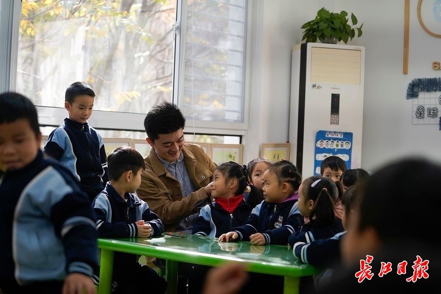 幼师|幼儿园的男教师，他们身上有爸爸的味道｜过影