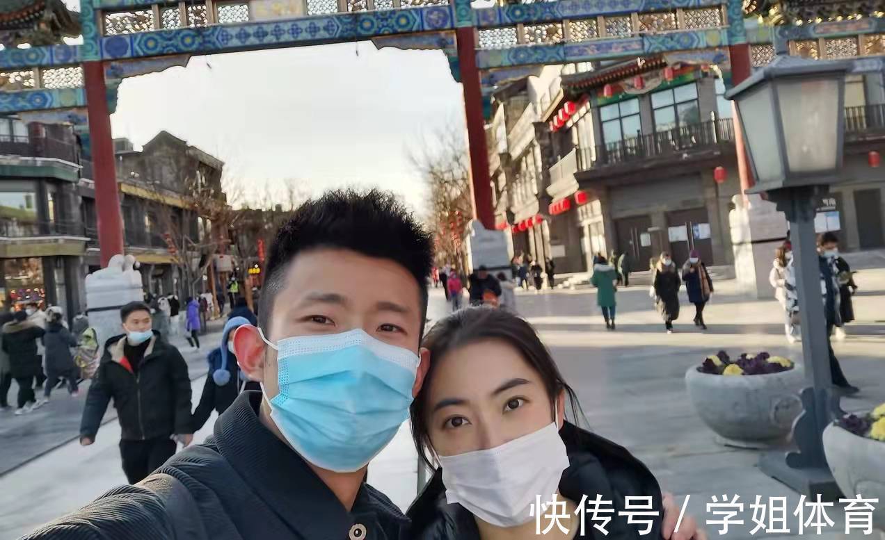 王祖贤|奥运冠军谌龙携妻子出游!娇妻长相似王祖贤,国羽短裙出战第一人