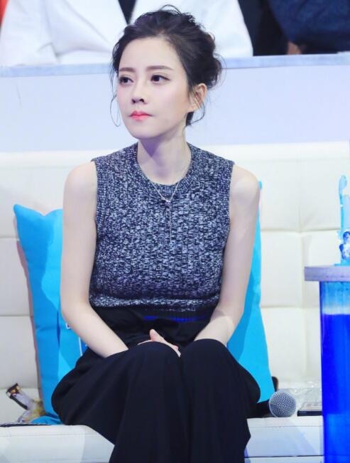 冯提莫|冯提莫上节目被男嘉宾占便宜，被摸大腿20多次，网友：这人真恶心