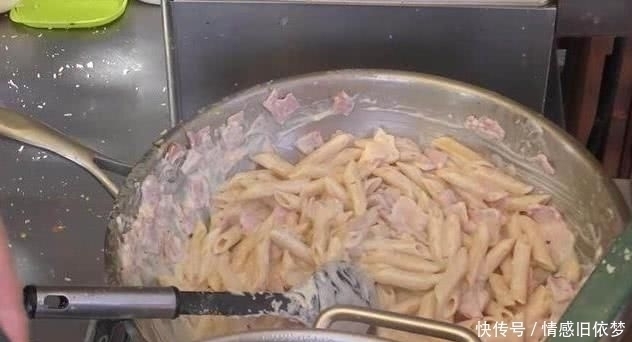 自创|大妈校门前卖“自创”小吃,食客从没见过,6元一碗,每天卖200碗