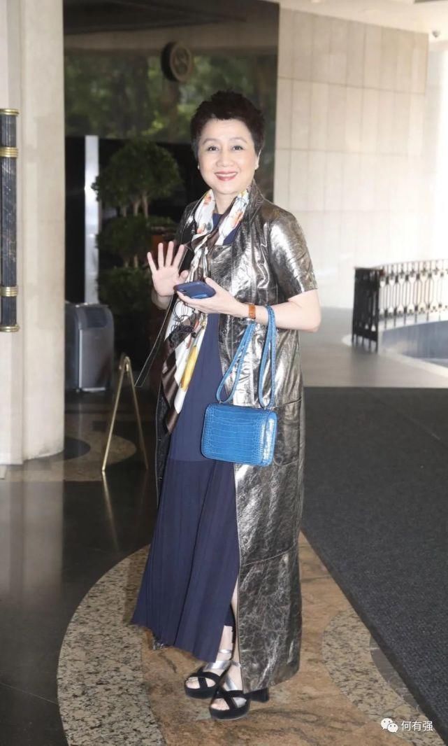 赌王|赌王四太梁安琪真有品味,黄色连衣裙气场全开,剪超短发利落大气