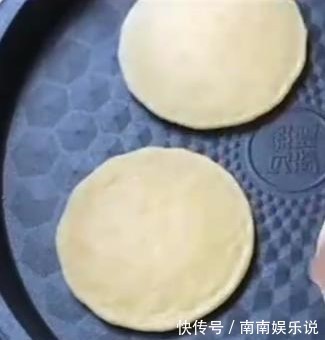 两个鸡蛋,一碗面粉,筷子搅一搅,不揉面不碰面,比包子好吃太多