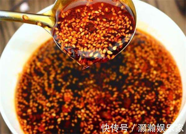 淋热油|做辣椒油时，直接淋热油就错了！大厨教你正确做法，辣椒油香又亮