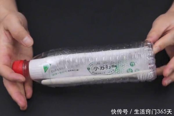 今天才知道,2个塑料瓶套在一起很厉害,解决了生活中一大难题