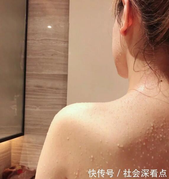 后背经常长黄色“小米粒”一抠一个坑,一个小妙招,荡平后背痘痘