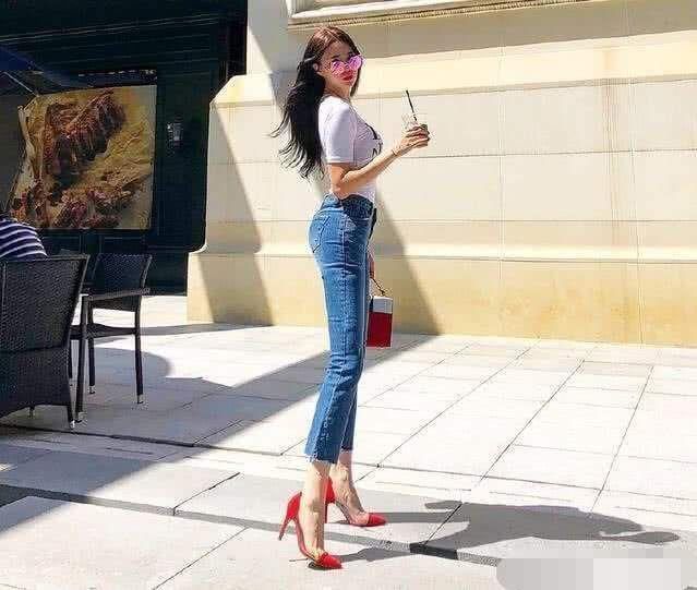 人高腿长,穿上高跟鞋搭配修身裤,不管正面还是背面都会很美