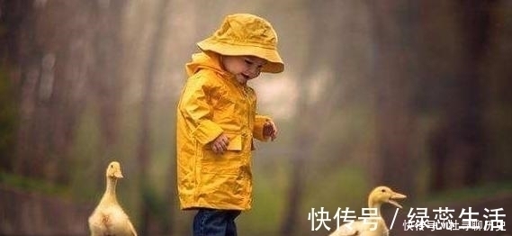 生活环境|女儿照镜子看“小蛮腰”,结果恼羞成怒,宝妈:好像减肥失败的我