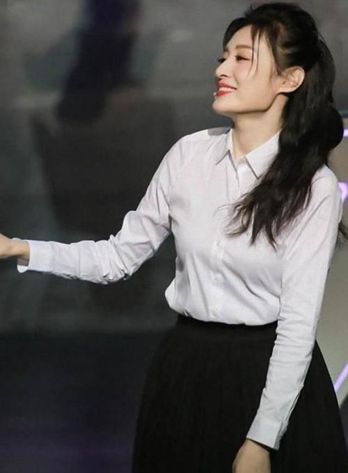 身材高挑|被周涛的气质惊艳了,绿色衬衫搭配低马尾,52岁依然是少女范