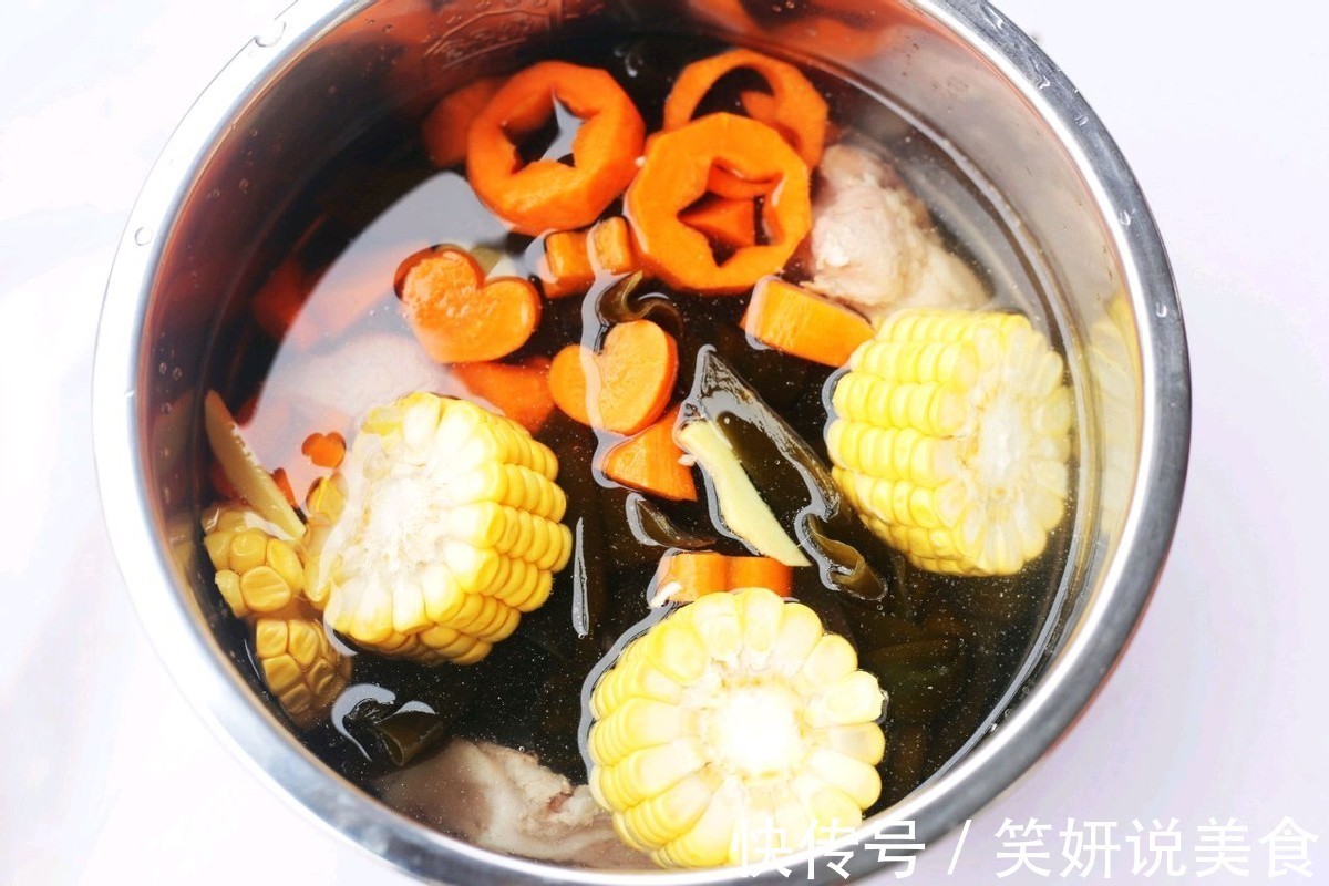 秋天干燥多给家人煲汤喝,玉米海带筒骨汤,滋补营养还好喝