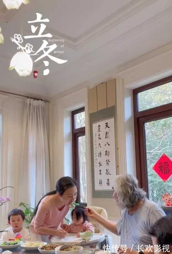 张纪中在家包饺子:动作熟练如“家庭煮夫”,张导亲自喂给老婆吃