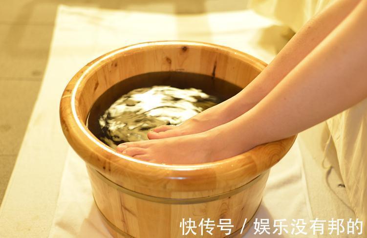 热水泡脚|现在的老年人是如何闯过73、熬过84岁两个坎的呢?看完涨知识了