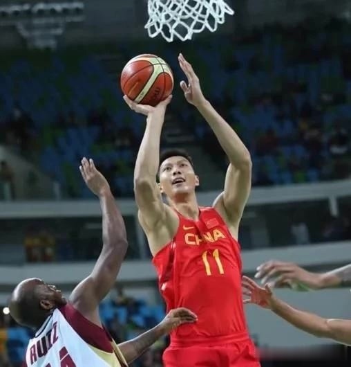 模特|易建聯(lián)的模特前女友，分手過后一直單身，33歲身材不輸卡戴珊