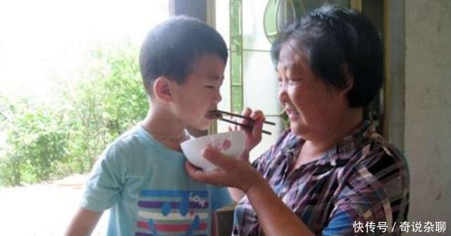 “你剁肉吵我小孙子午睡了!”奶奶上门质问,却遭邻居霸气回怼