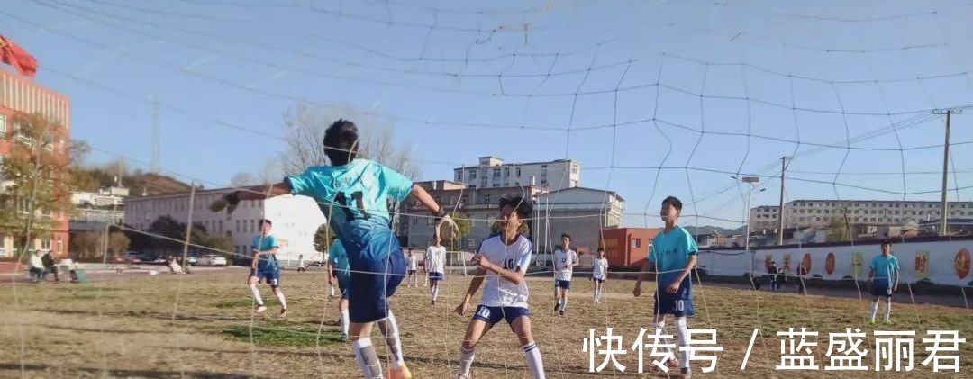 沙窝镇|新县沙窝镇初级中学与八里畈镇初级中学举行足球联谊比赛!