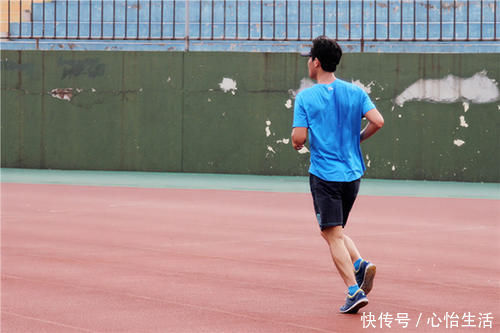 强健|男性过了40岁，若还能坚持2个动作，说明身体强健有魅力