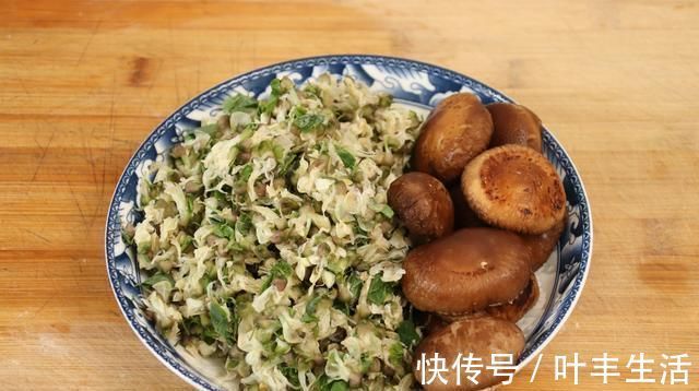 小董|三伏天,用这菜蒸包子太香了,想吃都买不到,皮薄大馅又鲜美