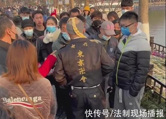 价值观念|男子在南京景区穿日漫服饰被游客要求脱下，景区:展示个性要考虑普遍价值观