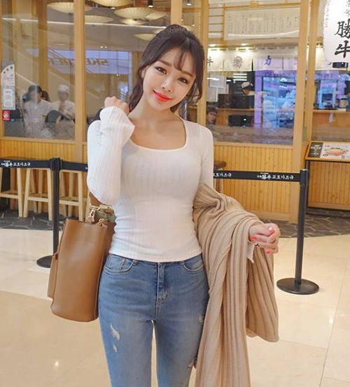 美女穿搭：小姐姐爱穿俏皮可人的紧身裤，展现细节上的精致感！