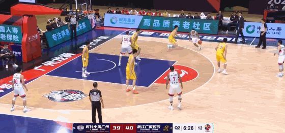 小外援|广州小外援重摔,陈盈骏现场帮工作人员拖地,CBA何时能专业点?