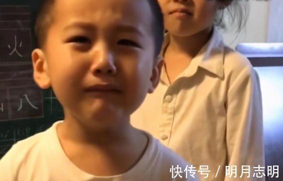 争宠战|姐弟俩打架,弟弟向妈妈告状,妈妈要惩罚姐姐,弟弟却哭着说不要
