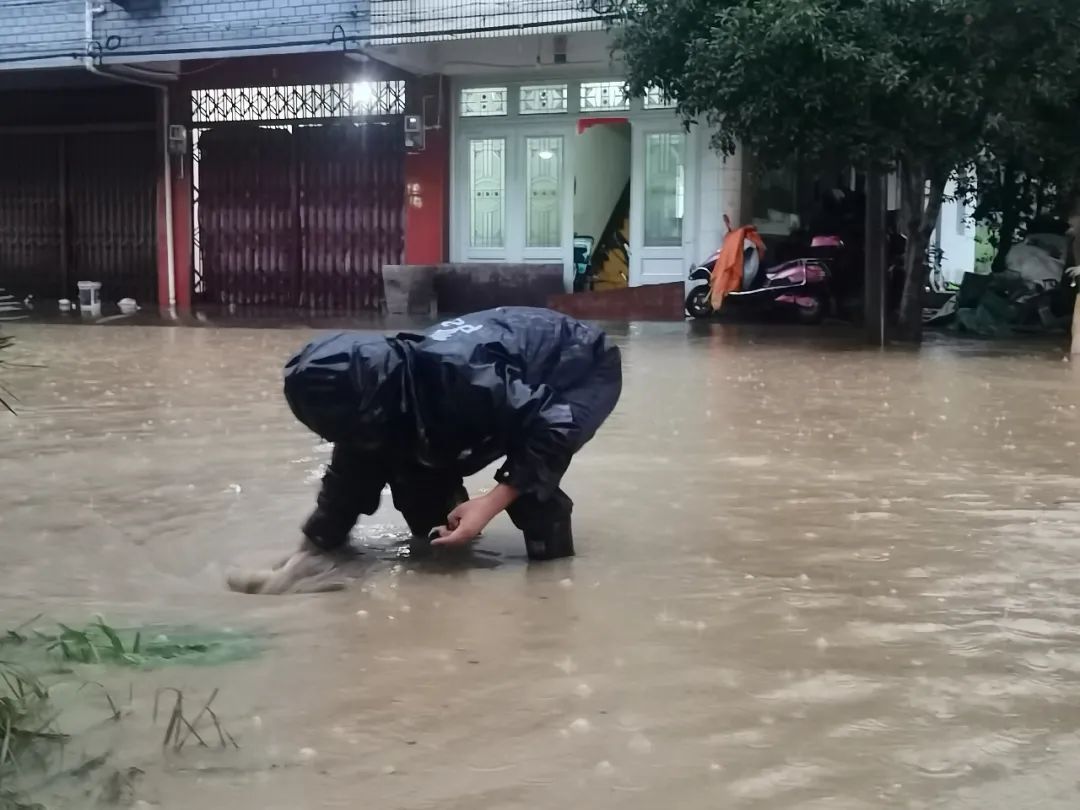 强降雨|暴雨红色预警！台州一地突发山体滑坡致14人被困，多方协力紧急救援！