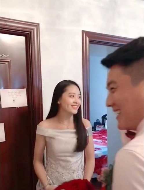 伴娘|婚礼当天伴娘走红,小酒窝特别迷人,网友:现在换新娘来得及吗?
