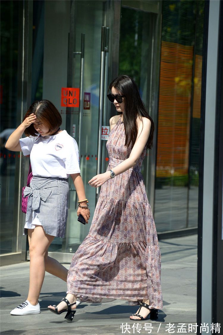 时尚|街拍:小姐姐穿着无袖连衣长裙,裙摆到脚踝,带着一股仙气的感觉