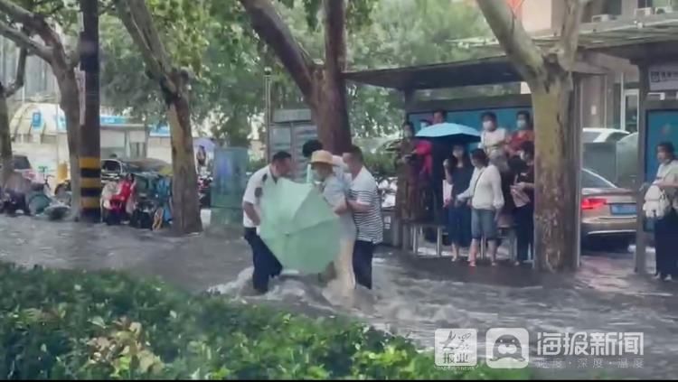 大爷|暖心闻丨“这一幕非常棒！” 济南一老人雨中险被急流冲倒，幸好有他们！