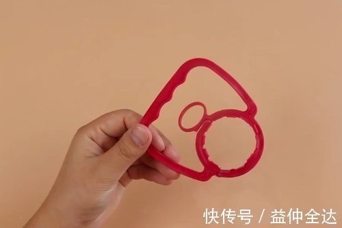 把油桶提手粘在马桶上,手再也不用碰马桶,解决了家家户户的烦恼